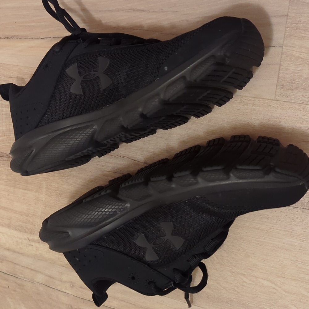 Sz.8 Under Armour Charged Assert All Black Sneakers - Picture 6 of 14